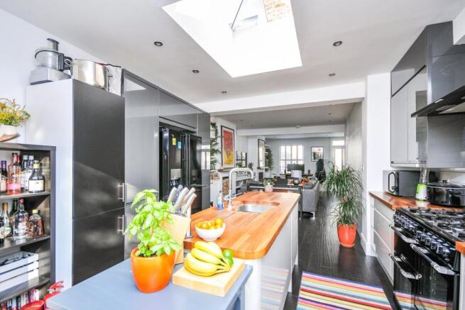 Thourgh Kitchen/Loun