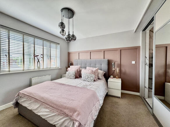 5 bed Detached for sale Image 12