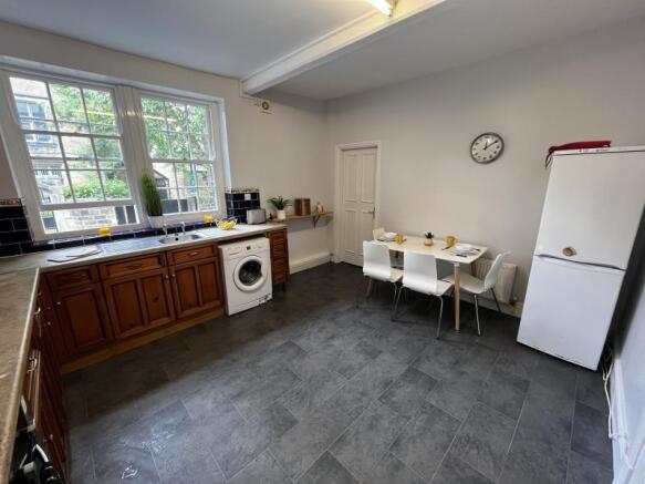 4 bed Terraced to rent Image 7