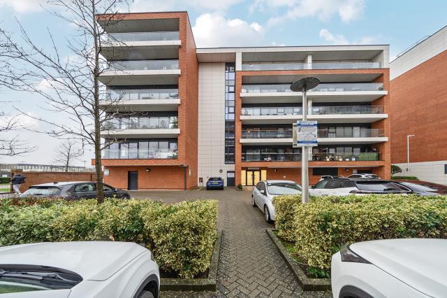 2-bed flat on Hackwood House, Newbury, £250,000