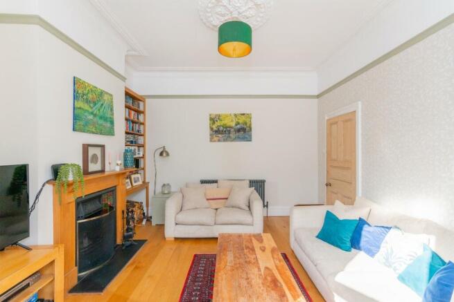 4HVK2RKE - Living Room A.jpg