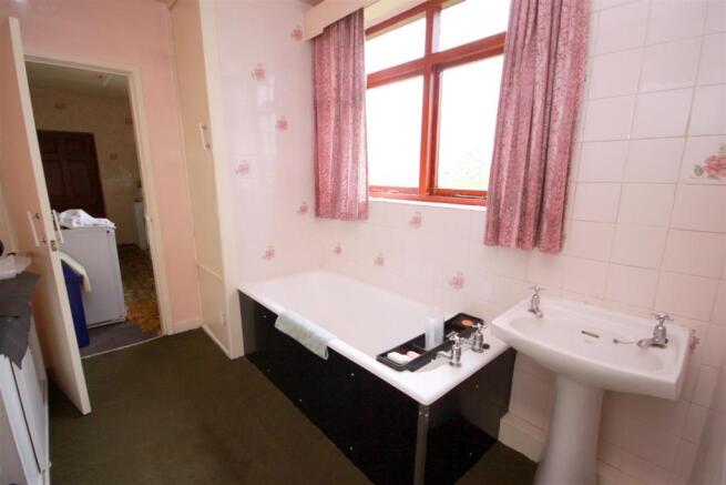 BATHROOM SUITE
