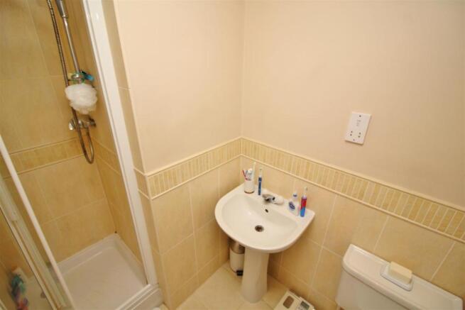 33 En-suite.JPG