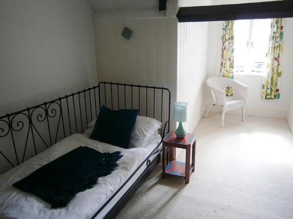 TWIN BEDROOM