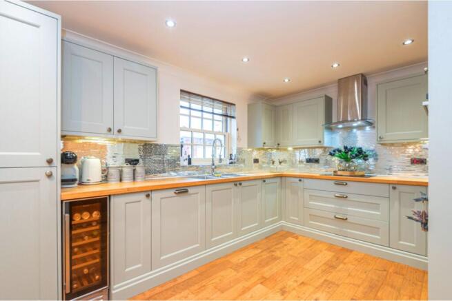 5 bed Detached for sale Image 6