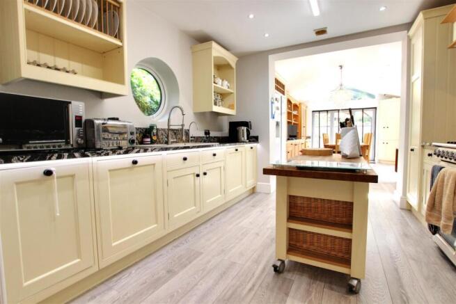 5 bed Detached for sale Image 6