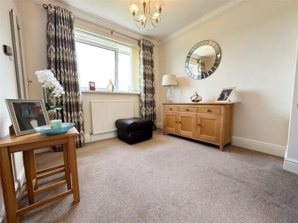 LOUNGE DINING ROOM