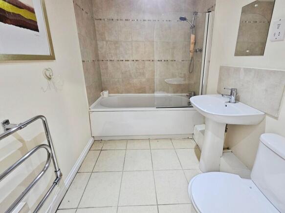 3 bed Apartment to rent Image 6