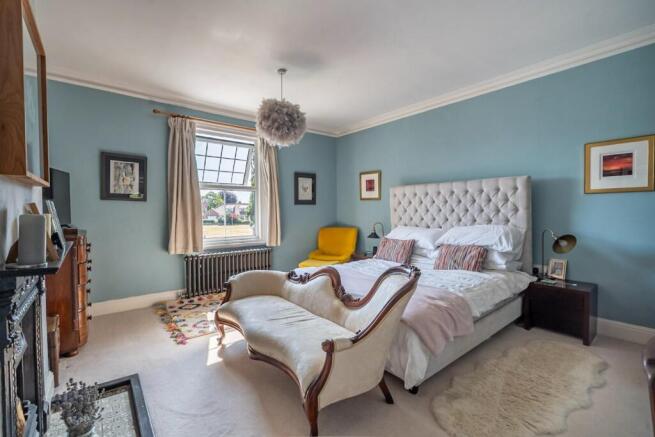 4 bed House for sale Image 9