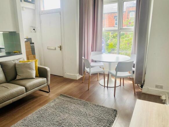 5 bed House to rent Image 4