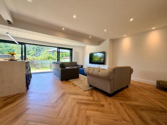 4 bed Detached to rent Image 4