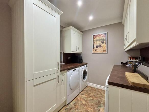 5 bed Detached for sale Image 11
