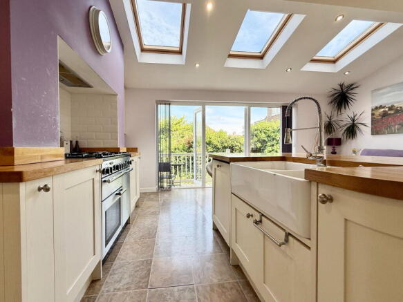 5 bed Detached for sale Image 8