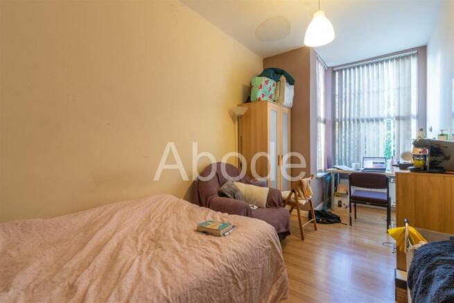 8 bed House to rent Image 6