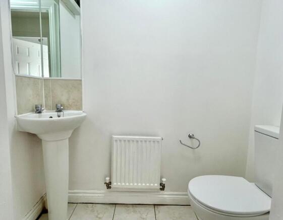 4 bed Semi-Detached to rent Image 6
