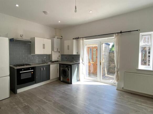 4 bed Terraced to rent Image 4
