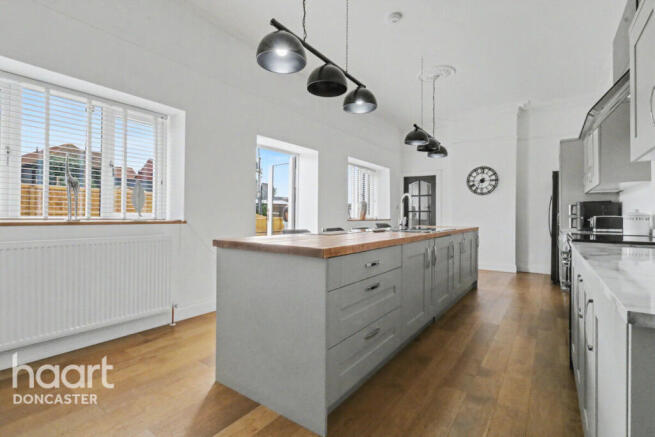 5 bed Detached for sale Image 11