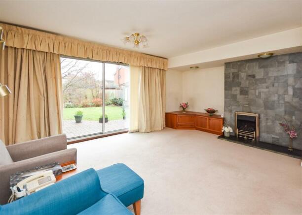 10 Ashley Gardens - Lounge.jpg