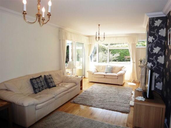 LIVING/DINING ROOM