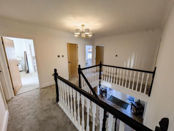 5 bed Detached for sale Image 11