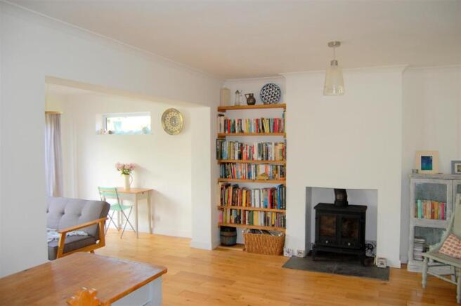 OPEN PLAN LIVING / DINING AREA