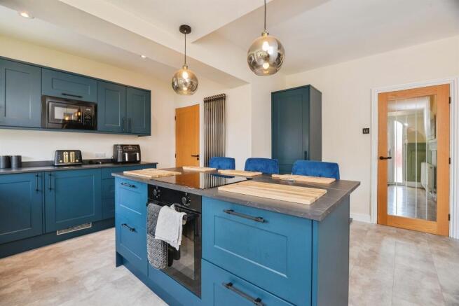 4 bed Semi-Detached for sale Image 7