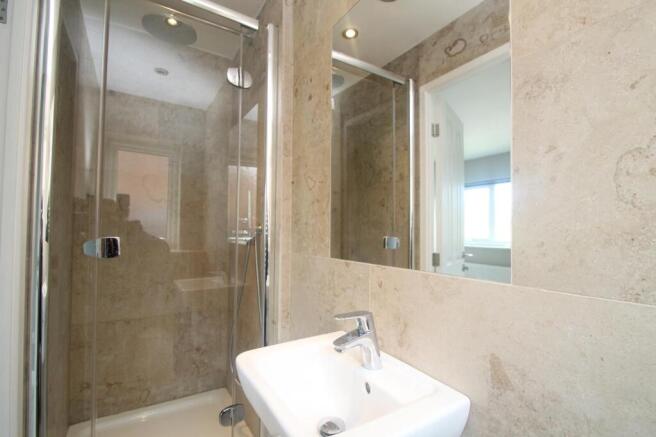 4 bed House to rent Image 10