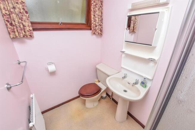 EN-SUITE SHOWER ROOM