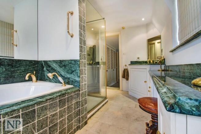 En Suite to Maste...
