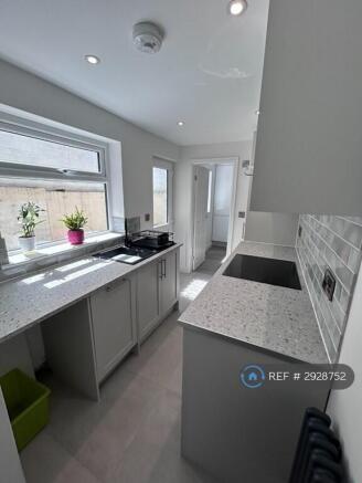 2 bed Terraced to rent Image 6