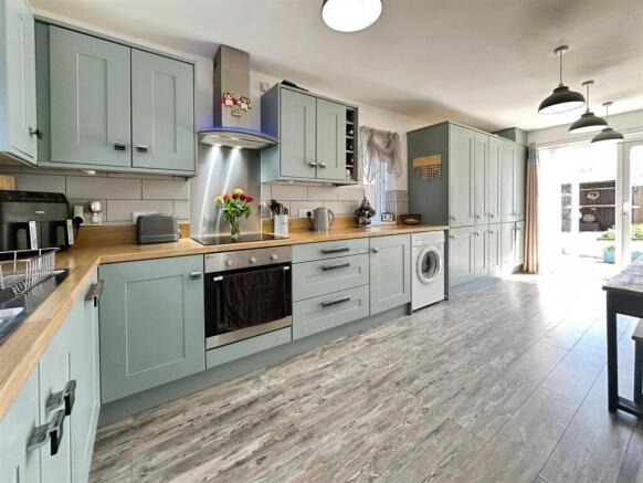 5 bed Detached for sale Image 6