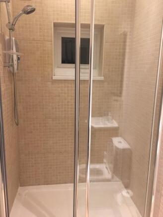 4 bed House Share to rent Image 5