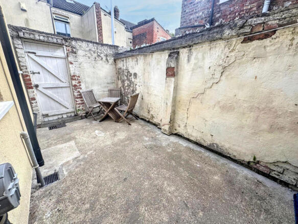 2 bed Terraced to rent Image 6