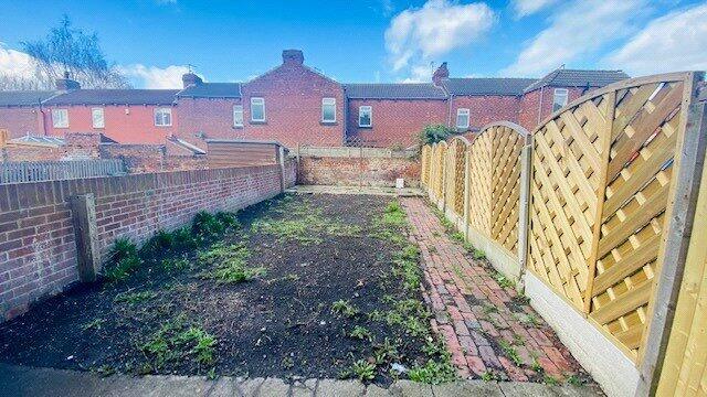 2 bed Terraced to rent Image 5