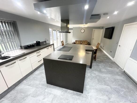 8 bed Detached for sale Image 9