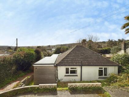 Lanner, Versatile bungalow with generous garden