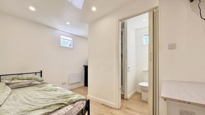 Bright double bedroom with modern en-suite...