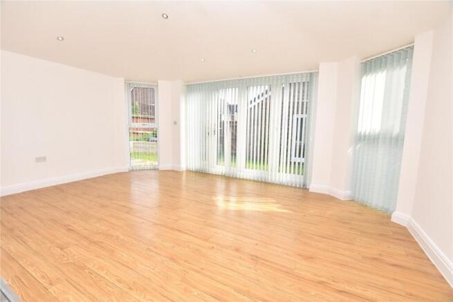 5 bed Detached for sale Image 4