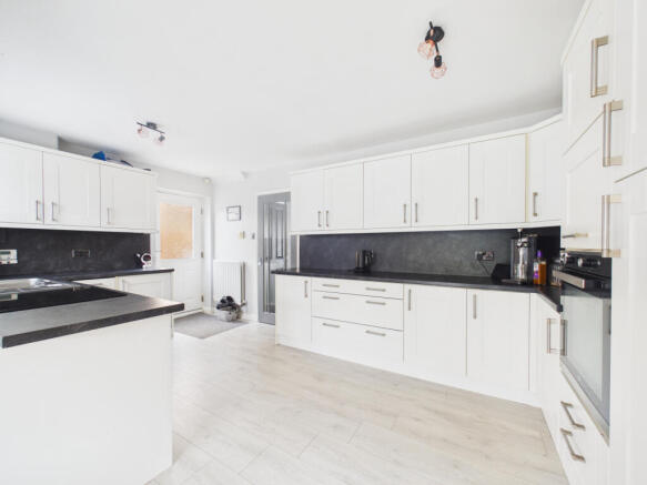 4 bed Detached for sale Image 4
