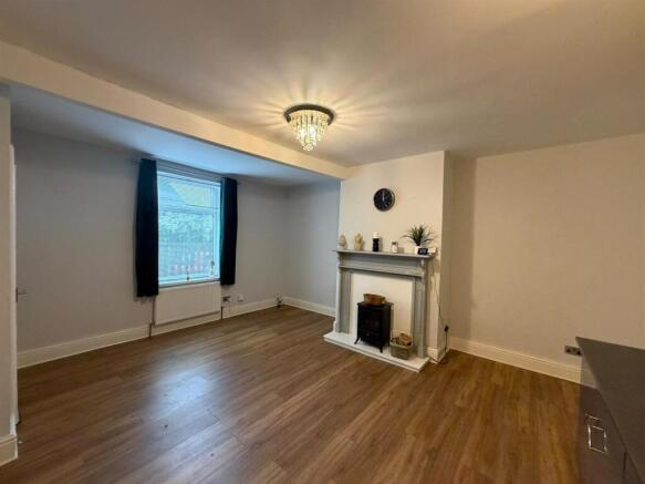 2 bed House to rent Image 3