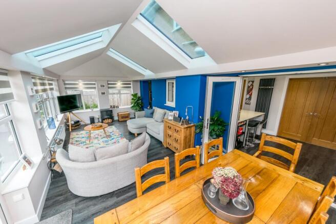 5 bed Detached for sale Image 8