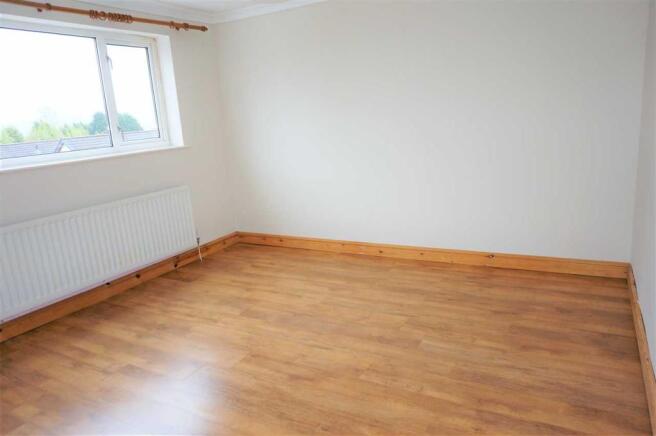 BACK BEDROOM 2 :
