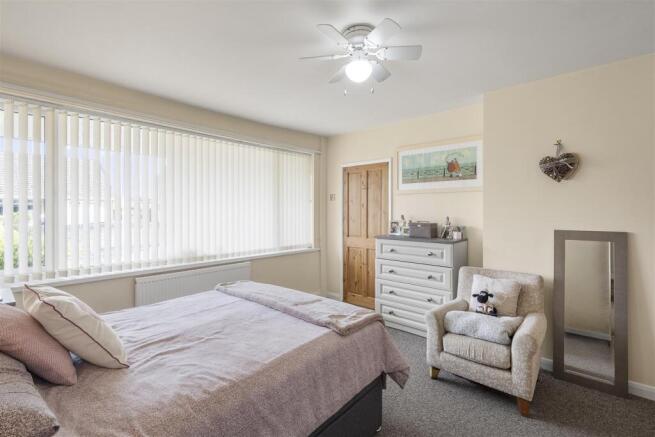 3 bed Semi-Detached Bungalow for sale Image 9