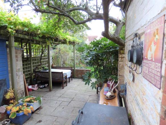 Garden dining