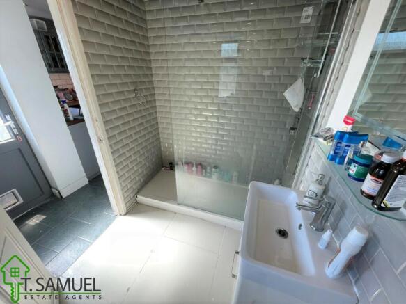 BATHROOM C