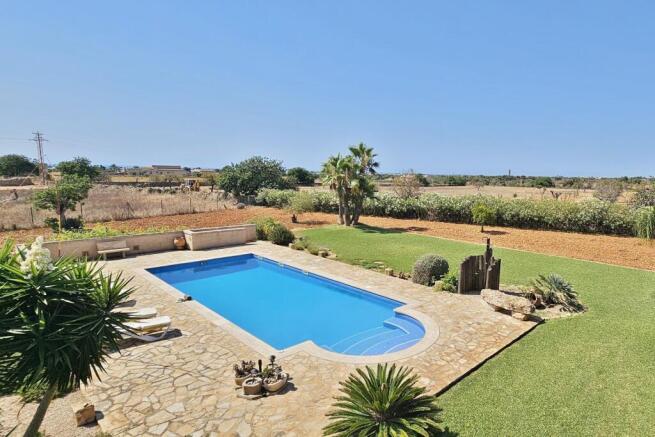 Pool with jacuzzi