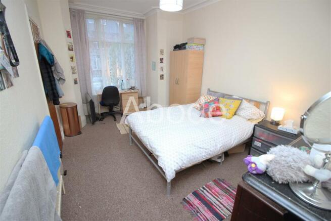 5 bed House to rent Image 5