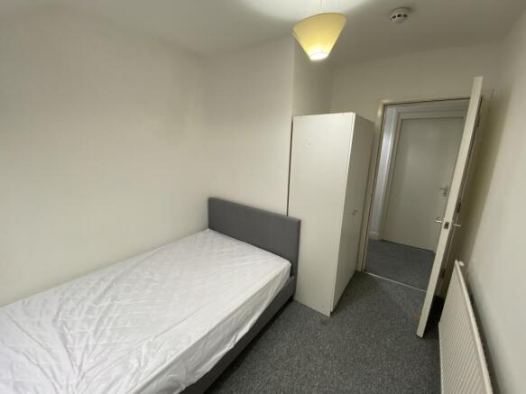 4 bed Flat to rent Image 5