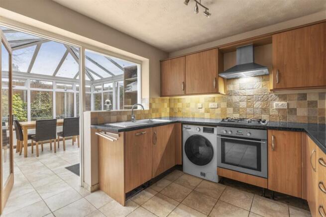 19 Miersfield, HP11 1TX-10.jpg