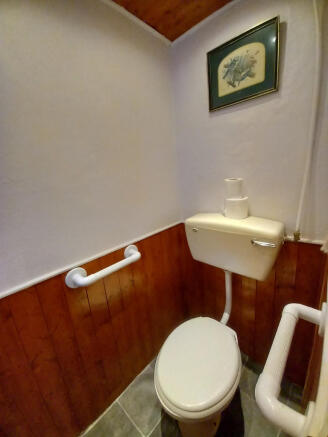 FITTED CLOAKROOM 